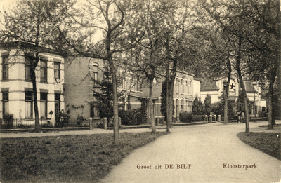 8263 Gezicht in de Wilhelminalaan te De Bilt uit het oosten, met links de voorgevels van de huizen nrs. 28-14.